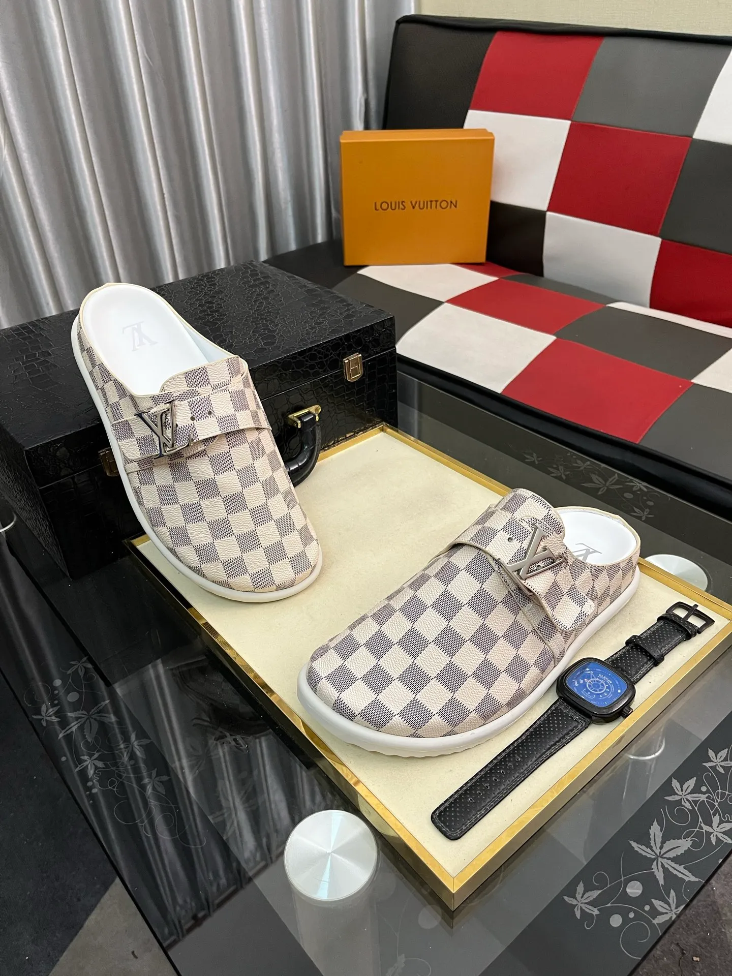 Men's shoes 💰380⌚️⌚️2025 new men's casual sandals and slippers, made of suede cow leather, with Monogram pattern to highlight the trendy style. Adjustable straps illuminated with LV letters, while a resilient insole and micro outsole provide lightweight comfort. Made of suede cow leather with embossed Monogram pattern and brand element metal hardware✅Adjustable straps➕Tough insole‼ ️Micro outsole. Comfortable and easy to wear‼ ️size: 38-443️⃣Colors available